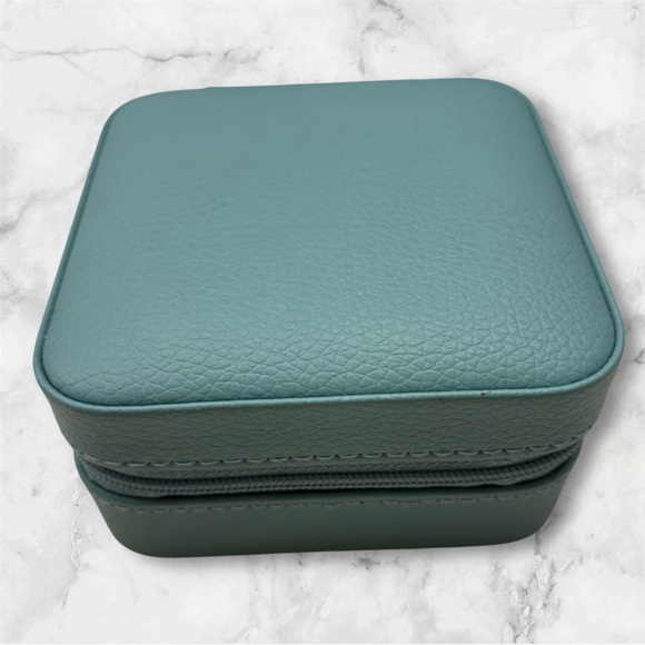 Vlando Accessories - Vlandon travel jewelry case - NWOT